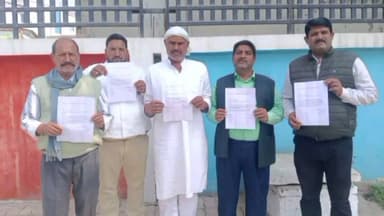 गोला: बड़हलगंज के किसानों ने रेलवे लाइन मुआवजे को लेकर ज्ञापन सौंपा, सर्किल रेट बढ़ाने की मांग की