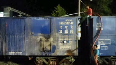 मुर्तीजापूर: मूर्तिजापूर स्थानकावर कोळशाच्या मालगाडीला आग; वेळीच कारवाईमुळे मोठा धोका टळला