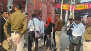 मोकामा: मोकामा रेलवे स्टेशन पर टिकट चेकिंग अभियान, बेटिकट यात्री इधर-उधर भागते दिखे