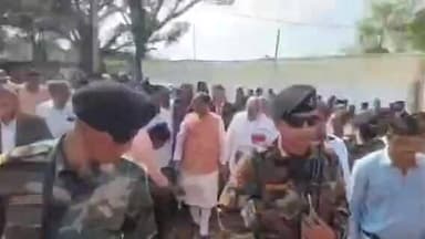 लेस्लीगंज: रघुवर दास एवं भाजपा नेताओं ने कोईरीपतरा गांव पहुंचकर पांकी विधायक के पिता को श्रद्धांजलि दी