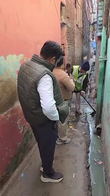 नजफगढ़: निगम पार्षद राम स्वरूप कनौजिया द्वारा दक्षिणपुरी वार्ड में नाली साफ कराई गई