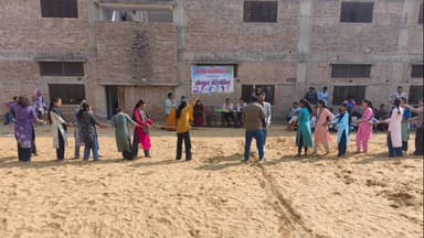 सरदारशहर: आदर्श महाविद्यालय में आयोजित साप्ताहिक खेल प्रतियोगिता के दूसरे दिन एथलेटिक्स और टीम स्पर्धाओं का आयोजन हुआ