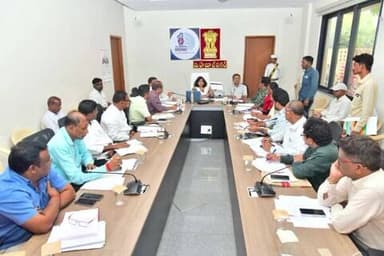 మహబూబ్ నగర్ అర్బన్: జిల్లాలో పూర్తయిన రెండు పడకల గదుల గృహాలను అర్హులైన లబ్ధిదారులకు మార్చి మొదటి వారంలోగా కేటాయించాలని జిల్లా కలెక్టర్