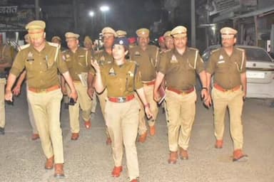 लंभुआ: चांदा में एसपी ने पैदल मार्च किया, सुरक्षा व्यवस्था का लिया जायजा