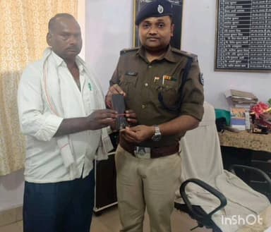 दाउदनगर: दाउदनगर पुलिस ने चोरी हुआ मोबाइल बरामद किया, ऑपरेशन मुस्कान के तहत थानाध्यक्ष ने धारक को सौंपा