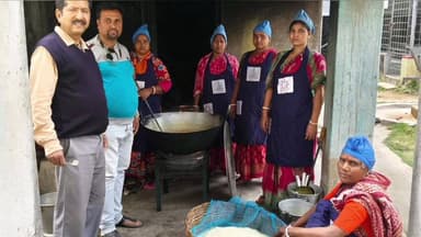 জয়নগর ২: মায়াহাউড়ী গোপাল হাইস্কুলে মিড ডে মিল পরিদর্শনে খাদ্যের কর্মাধ্যক্ষ