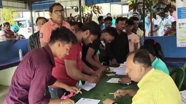 মথুরাপুর ২: ভূমিহীন কৃষক বন্ধু প্রকল্পের ফ্রম জমা দেওয়ার জন্য মথুরাপুর দু'নম্বর ব্লক অফিসে উপচে পড়া ভিড়