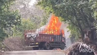 कराहल: कराहल घाटी में फर्नीचर से भरा ट्रक जला, ₹10 लाख के सोफे खाक, चालक ने कूदकर बचाई जान