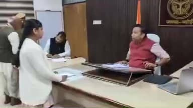 ज्ञानपुर: ज्ञानपुर जनता दर्शन में डीएम ने सुनी फरियाद, कक्षा 6 की छात्रा को दिया प्रशासनिक सेवा का मार्गदर्शन
