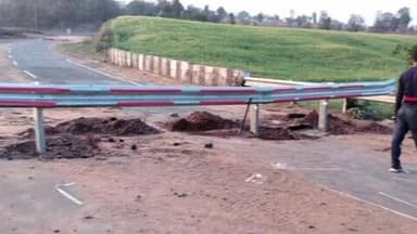 तेंदूखेड़ा: झलौन के पास कलेक्टर सुधीर कुमार कोचर के निर्देश पर पुल पर बेरीकेंटिंग लगाई गई, अस्थाई मार्ग का निर्माण जल्द