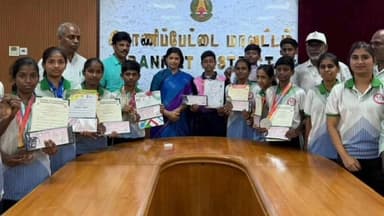 வாலாஜா: ராணிப்பேட்டை மாவட்ட ஆட்சியர் அலுவலகத்தில் டேக்வாண்டோ போட்டியில் சிறப்பாக வெற்றி பெற்ற மாணவ மாணவிகளை ஆட்சியர் அழைத்து பாராட்டினா