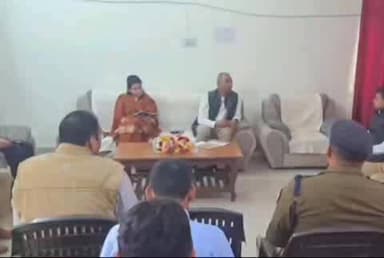 शोहरतगढ़: जिलाधिकारी ने राष्ट्रीय मानवाधिकार आयोग के स्पेशल मॉनिटरों के साथ कार्यालय पर की बैठक