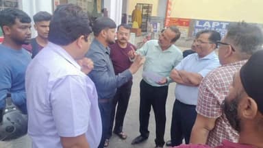 नामकुम: सर्जना चौक से डेली मार्केट चौक तक रांची नगर निगम की टीम ने सॉलिड वेस्ट यूजर चार्ज को लेकर किया निरीक्षण