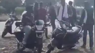 करेली: गिधवानी चौराहे पर युवक और युवतियों के बीच विवाद, युवती ने चप्पल से की मारपीट, वीडियो वायरल