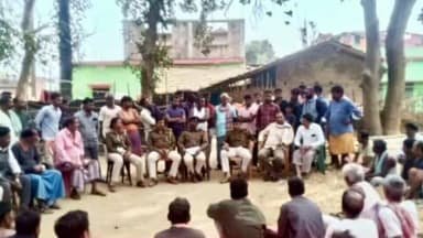 बरहेट: सोनाजोरी कुम्हार टोला गांव में बरहेट थाना प्रभारी ने शांति व्यवस्था के लिए ग्रामीण और पीड़ितों के साथ की बैठक