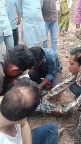 नरसिंहगढ़: कुरावर के पास तीज बडली में तेज रफ्तार कार पेड़ से टकराई, कार सवार घायल