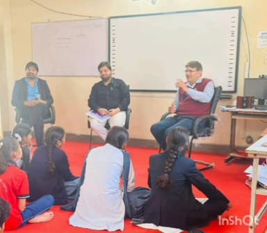 महवा: मॉडल स्कूल में बैंकिंग क्षेत्र की छात्र-छात्राओं को दी गई जानकारी