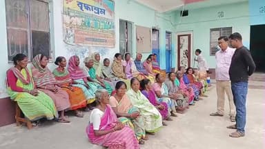 গাজোল: সমাজসেবী মানবিক মুখ: বৃদ্ধাশ্রমে দুস্থদের মধ্যে নতুন শাড়ি বিতরণ গাজোলের সুকান্ত পল্লী এলাকায়