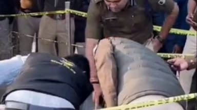 चेरिया बरियारपुर: मंझौल थाना क्षेत्र के काबर इलाके में सड़क किनारे मिली एक व्यक्ति की लाश