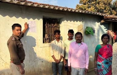 पाकरटांड: सिमडेगा के कोम्बाकेरा गांव में कोयंबटूर हत्या मामले में पुलिस ने चिपकाए पोस्टर