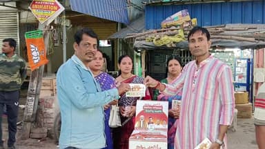 কোলাঘাট: বিকশিত বাংলা গড়তে সাধারণ মানুষদের মতামত গ্রহণ করার জন্য বিজেপি কর্মীরা কোলাঘাট ভোগপুর রেল স্টেশনে