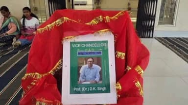 ओरमांझी: डॉ. श्यामा प्रसाद मुखर्जी यूनिवर्सिटी में नॉन टीचिंग स्टाफ्स ने मांगों के लिए अनोखे अंदाज में किया आंदोलन