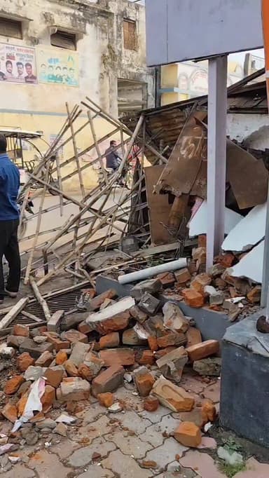 कोंच में पेट्रोल पंप की दीवार से टकराई बेकाबू स्कॉर्पियो, दीवार हुई धराशाई, CCTV में कैद हुई वारदात