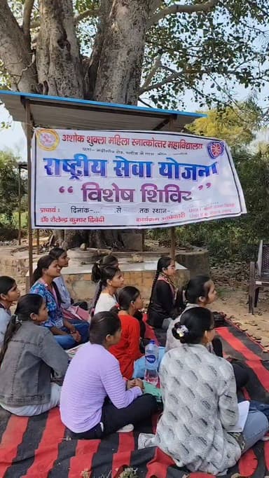 एन एस एस शिविर में छात्राओं ने सड़क सुरक्षा के प्रति किया जागरूक,सड़क पर सावधानी ही सुरक्षा की सबसे बड़ी कुंजी:प्राचार्य