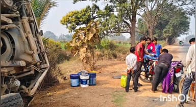 घोरावल: खुटहा गांव में बालू लदा ट्रक पलटा, राहगीर बाल-बाल बचे, ट्रक चालक हुआ घायल