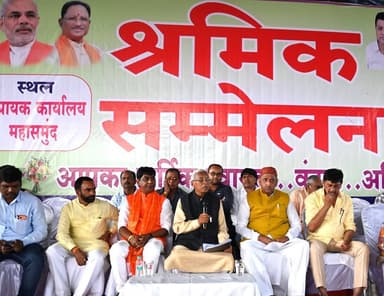 छत्तीसगढ़ भवन एवं अन्य सन्निर्माण कर्मकार कल्याण मंडल के अध्यक्ष डॉ. रामप्रताप सिंह के मुख्य आतिथ्य में महासमुंद में आयो...