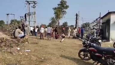 बड़ागांव धसान: बड़ागांव में बिजली कटौती से परेशान किसानों ने ककरवाहा पावर हाउस का किया घेराव