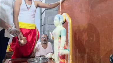 मुक्ताईनगर: श्रीक्षेत्र कोथळीत २१ वनौषधींच्या काढ्याने संत मुक्ताईंचे महाअभिषेक