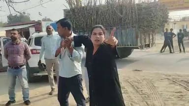 #सीतापुर में मास्टरजी का “सीक्रेट” हुआ बेनकाब
बीबी को शक हुआ तो बुर्का पहनकर खुद ही कर डाली रेकी… बाजार में गर्लफ्रेंड ...