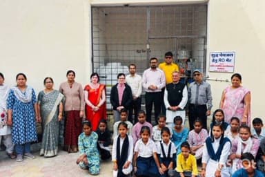 हाटपिपल्या: नवीन फ्लोरिन ने तीन सरकारी स्कूलों के बच्चों को आरओ मशीनें दान की