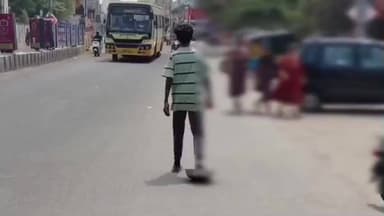 திண்டுக்கல் கிழக்கு: திண்டுக்கல் பேருந்து நிலையம் பகுதியில் அட்ராசிட்டி செய்த வாலிபரை போலீசார் பிடித்து விசாரணை