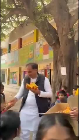 शाहदरा: झिलमिल वार्ड के पार्षद ने एससीडी स्कूल के बच्चों को मैगी वितरित कर पढ़ाई के लिए प्रेरित किया