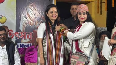 করিমপুর ২: বৃহস্পতিবার সন্ধ্যায় আজাহার ফকিরের আশ্রমে সম্প্রীতি মিলন উৎসবের শুভ উদ্বোধন অনুষ্ঠানে কৃষ্ণনগরের সাংসদ মহুয়া মৈত্র