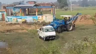 बहरिया में बारातियों की कार पलटी,05 को आई चोट