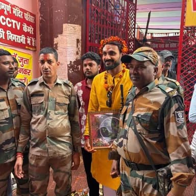 रोहतास के लाल भारतीय क्रिकेट टीम के स्टार तेज गेंदबाज आकाश दीप सिंह ने किए आज गुरुवार को बाबा वैद्यनाथ के दर्शन के साथ प...