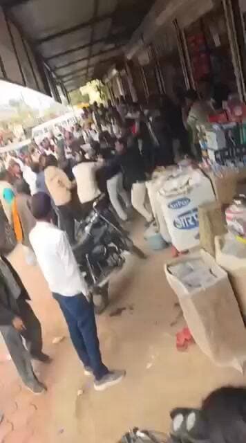 छबड़ा में लम्बे अरसे से जमे दुकानदारों को नोटिस देने के उपरान्त भी दुकानें खाली न करने पर बैठक में लिए गए निर्णयानुसार सम...