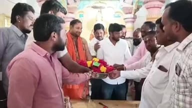 ಬಾಗೇಪಲ್ಲಿ: ಸಾಯಿಬಾಬಾ ದೇವಾಲಯದಲ್ಲಿ ವಿಶೇಷ ಪೂಜೆ ಸಲ್ಲಿಸಿದ ಯುವ ಕಾಂಗ್ರೆಸ್ ಮುಖಂಡರು