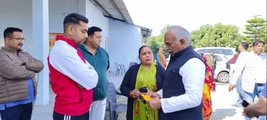 गदरपुर: विधायक अरविन्द पांडेय ने गूलरभोज स्थित अपने कैंप कार्यालय में क्षेत्रवासियों की समस्याएं सुनीं