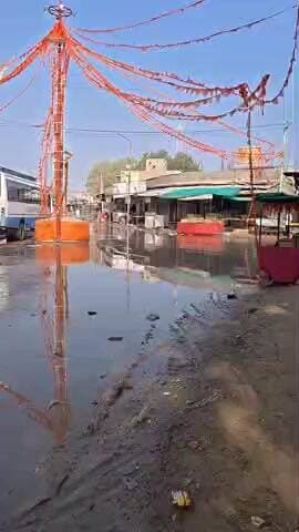 लोहावट: आऊ कस्बे में बुधवार शाम को हुई हल्की बारिश के बाद सड़कों पर पानी भर गया, आमजन परेशान