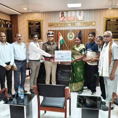 मुंगेली: ड्यूटी के दौरान सड़क दुर्घटना में दिवंगत आरक्षक राकेश डहरिया के परिजनों को पुलिस सैलरी पैकेज योजना के तहत ₹1 करोड़