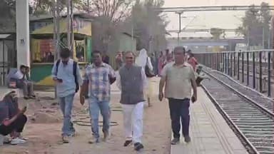 છોટાઉદેપુર: સાંસદે રેલવે સ્ટેશનની આકસ્મિક મુલાકાત લીધી, રેલવેમાં મુસાફરી કરી મુસાફરો સાથે વાર્તાલાપ કર્યો, જુઓ