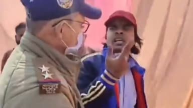 गदरपुर: जनसुनवाई में आत्मदाह के लिए पेट्रोल लेकर पहुंचा युवक, पुलिस कर्मियों ने बचाया, वीडियो सोशल मीडिया पर हो रहा वायरल