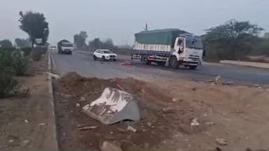 पिंडवाड़ा: अजारी फाटक के पास ठेकेदार की लापरवाही से बीच सड़क पर रखे ब्लॉक से टकराई कार, हादसे के बाद पलटी कार में सवार चार लोग