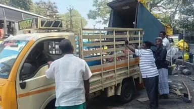 செங்கல்பட்டு: செங்கல்பட்டு காஞ்சிபுரம் சாலை ஓரத்தில் ஆக்கிரமித்து அகற்றப்பட்டிருந்த கடைகளை நகராட்சி பணியாளர்கள் அகற்றினர்