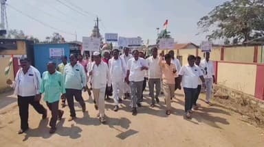 ಹೊನ್ನಾಳ್ಳಿ: ತುಗ್ಗಲಹಳ್ಳಿ ಗ್ರಾಮದಿಂದ 10 ಕಿ.ಮಿ ಮನರೇಗಾ ಬಜಾವೋ ಪಾದಯಾತ್ರೆ