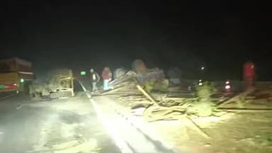 बहादुरगंज: गुना समेशर के पास हाईवे पर कंटेनर और ट्रैक्टर की टक्कर, एक युवक की मौत, तीन घायल